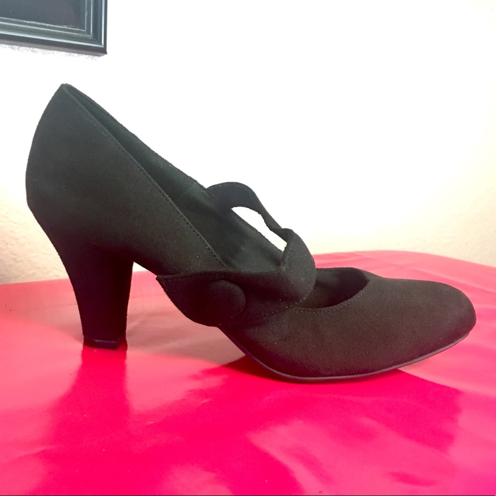 American Eagle Black Pump
